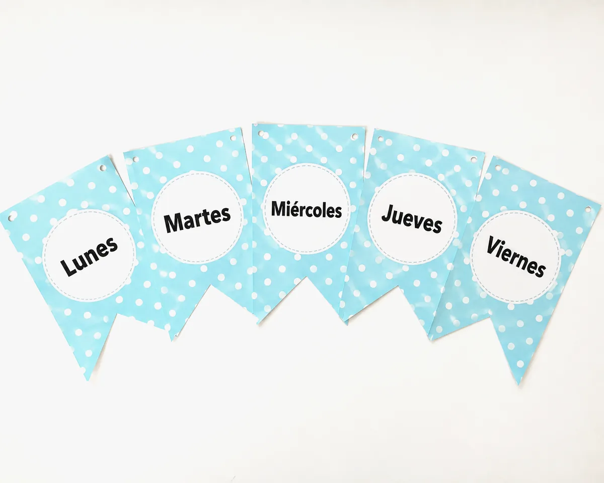 Guirnalda de banderines celestes a lunares con los días de la semana