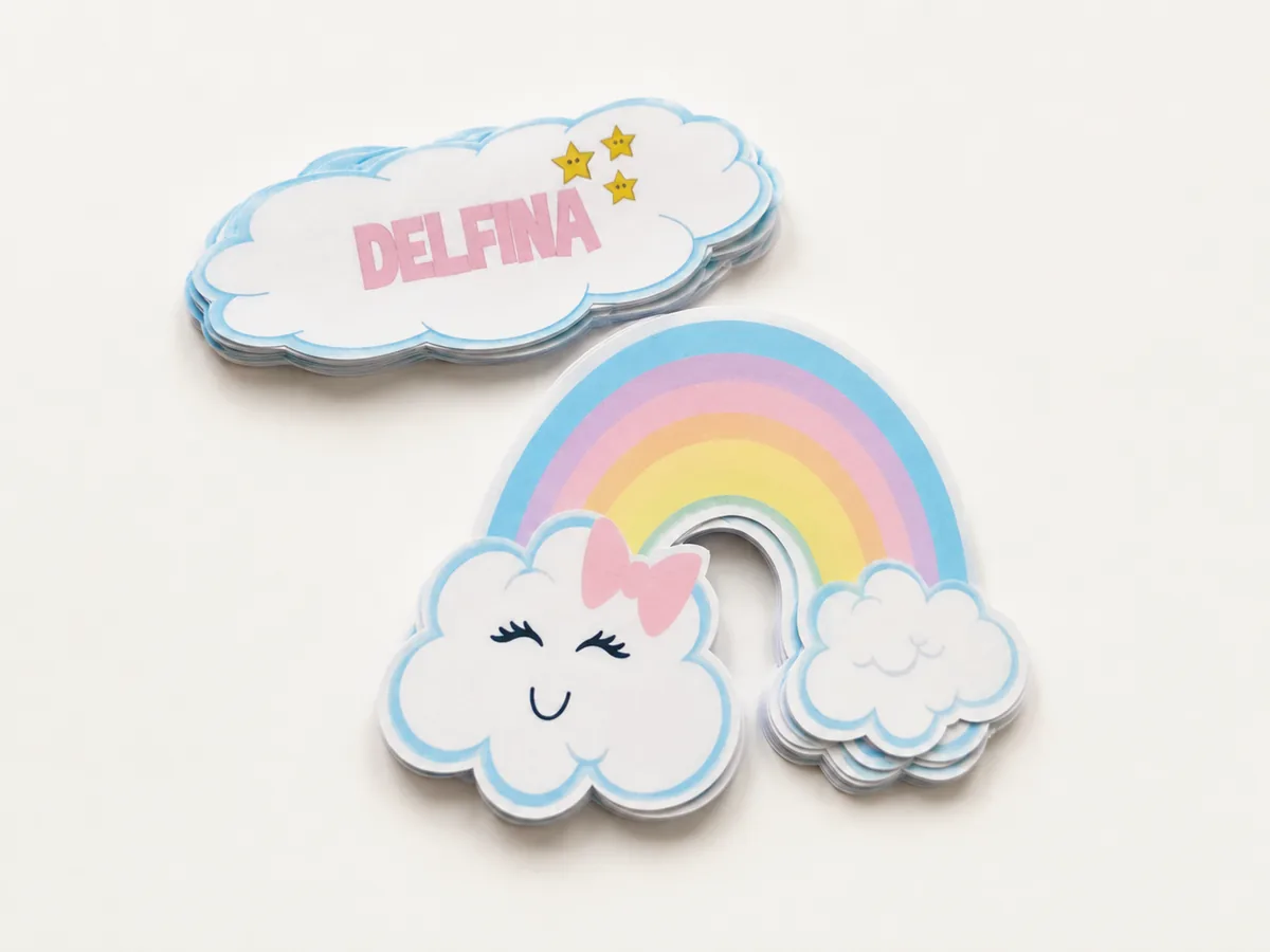 Stickers troquelados de una nube con el nombre Delfina y de un arcoíris, apilados