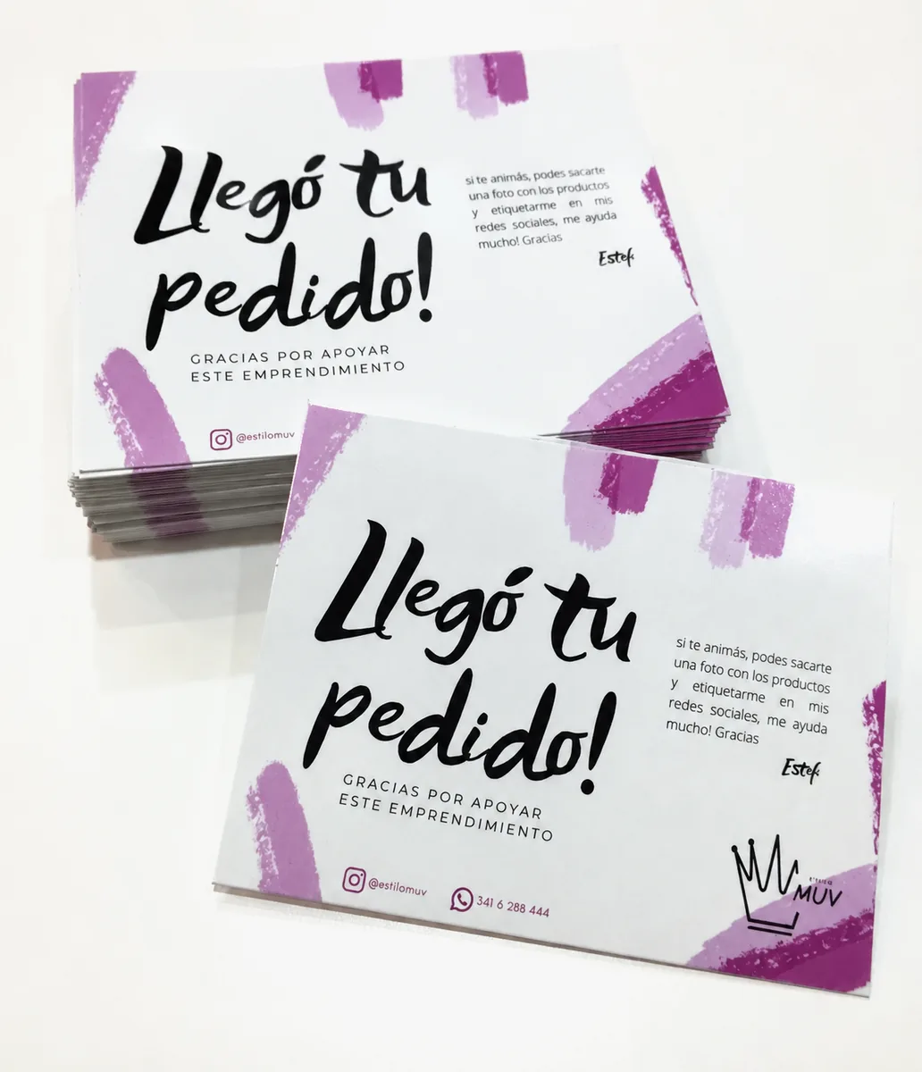 Tarjetas impresas en cartulina, apiladas una sobre otra
