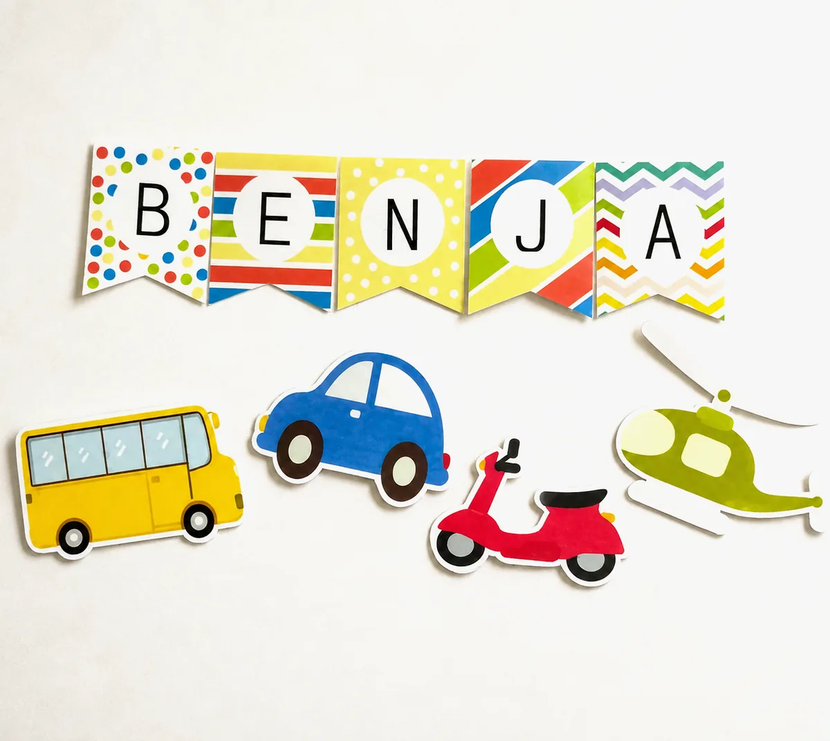 Banderín con el nombre BENJA y apliques de vehículos recortados